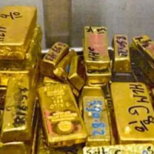 ليبيا تلقي القبض على مسؤولين تورطوا في محاولة تهريب 26 طناً من الذهب