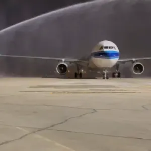 مطار الملك خالد يحتفل بوصول أول طائرة من بكين بعد تدشين المسار الجوي الجديد