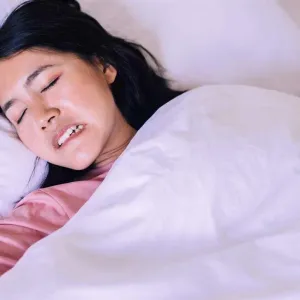 طبيبة تحذر من هذه العادة أثناء النوم: تدمر الأسنان