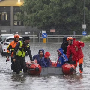 شاهد: فيضانات قوية تسببت في انهيارات أرضية وطينية ضربت شمال غرب إيطاليا وإنقاذ العشرات