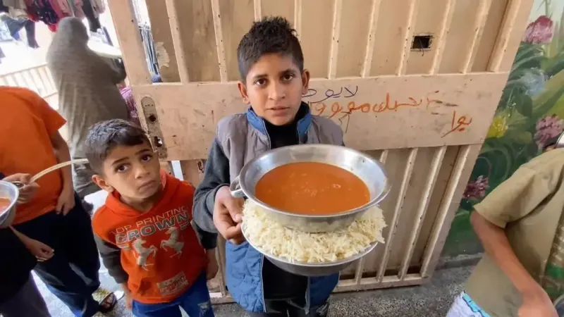 «تُشعر الناس كأنهم بمنازلهم» المطبخ العالمي تقدم مليون وجبة في غزة منذ عودتها
