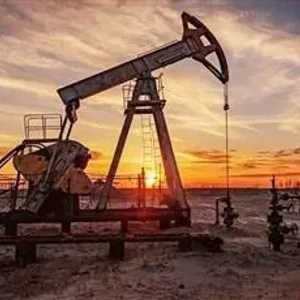 النفط يتراجع لليوم الثالث في ظل تخمة المخزونات الأمريكية