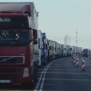 سائقو الشاحنات في أوكرانيا ينظمون احتجاجا ضخما اعتراضا على قانون التعبئة الجديد (فيديو)
