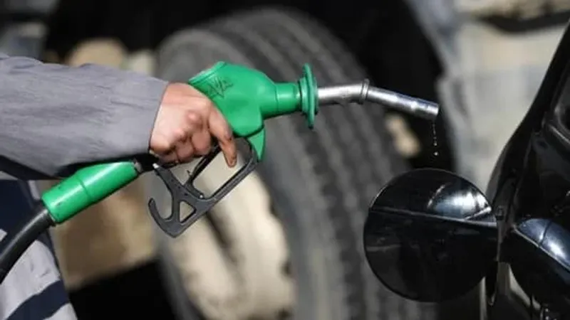 انخفاض سعري البنزين والغاز