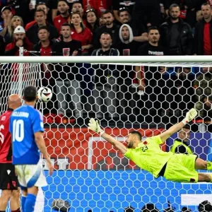 إيطاليا تستهل حملة الدفاع عن لقبها في كأس أوروبا بفوز صعب على ألبانيا