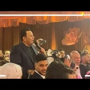 محمد فؤاد يشعل أجواء حفل زفاف ابن شقيقه عبد العزيز