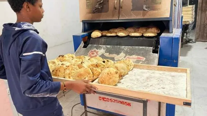 «المبرمج الخباز».. «عماد» صاحب المخبز السوداني وجهة المصريين والعراقيين
