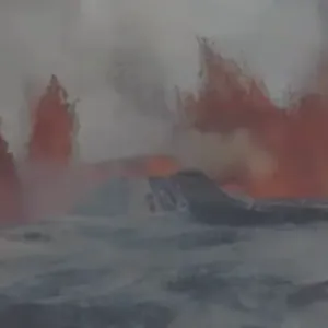 بالفيديو.. بركان يثور في أيسلندا ويطلق الرماد والحمم إلى ارتفاع 50 مترًا