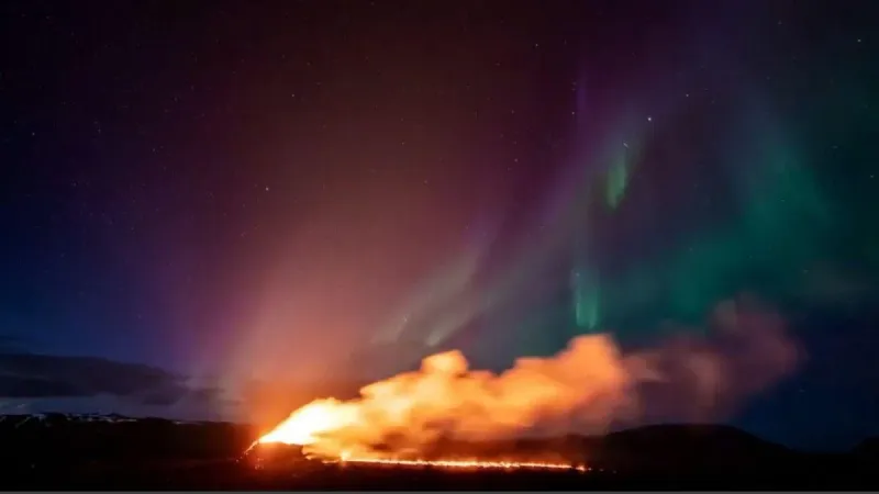 فيديو. أضواء الشفق القطبي تتلألأ في سماء بركان آيسلندا الثائر https://arabic.euronews.com/video/2024/04/19/volcano-northern-lights-erupting-volcano-gr...