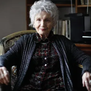 نالت جائزة نوبل... رحيل الكاتبة آليس مونرو «سيدة فن الأقصوصة المعاصر»
