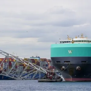 عبور أول سفينة شحن بعد انهيار جسر بالتيمور في الولايات المتحدة (فيديو+صور)