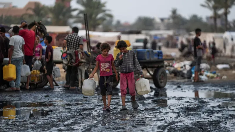 مياه الصرف الصحي والقمامة تحاصران الفلسطينيين في غزة وتتسبب بمخاطر صحية كبيرة