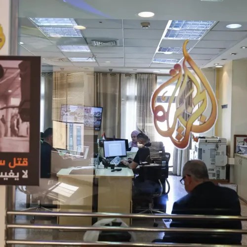 أول تعليق من قناة الجزيرة على قرار حكومة نتنياهو بإغلاق مكاتبها في إسرائيل