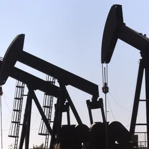النفط يتراجع وسط توقعات بزيادة الإمدادات