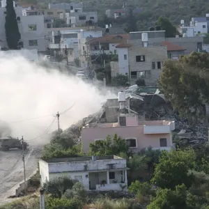 مستوطنون يحرقون منزل مواطن فلسطيني جنوبي نابلس (فيديو)