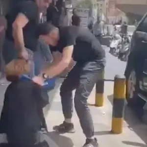 فيديو مؤلم في لبنان.. محامية تتعرض لضرب مبرح وتعليق الجاني