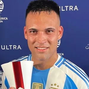 لاوتارو مارتينيز أفضل لاعب في مباراة الأرجنتين وبيرو