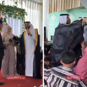 شاهد.. فيديو جديد للشاب السعودي الذي زف خادمتهم لزوجها يقدم لها الهدايا ويلقي الأموال على الحضور