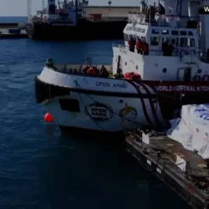 سفينة مساعدات إسبانية تبدأ تفريغ حمولتها بعد وصولها إلى شاطئ غزة