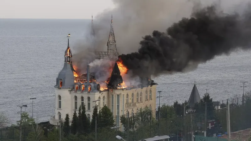 شاهد: حريق هائل يلتهم مبنى على الطراز القوطي إثر ضربة روسية على مدينة أوديسا