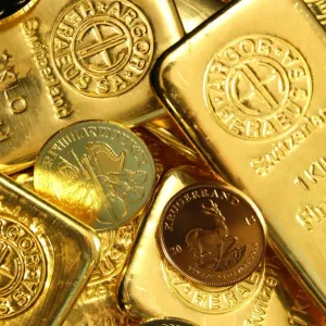 أسعار العقود الآجلة للذهب تنهي تعاملات الأسبوع متراجعة