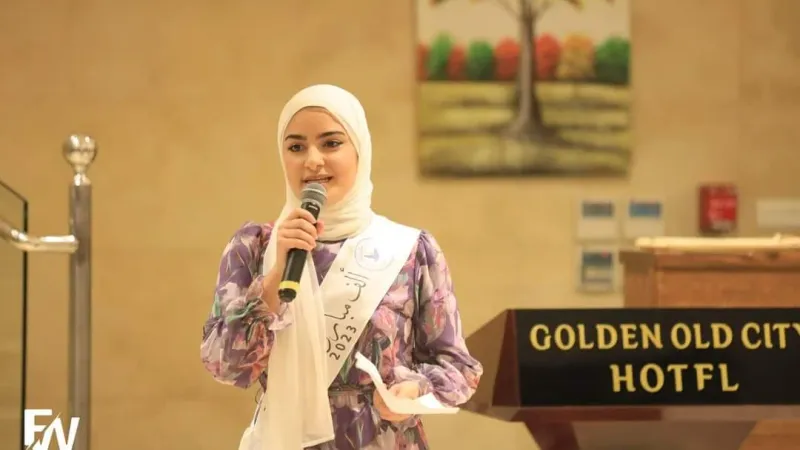 ملاك الحنبلي.. طالبة جامعية من نابلس تتضامن مع طلبة غزة بـ"دروس مصورة"