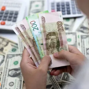 روسيا تمدد العمل بقرار يفرض على شركات تصدير كبرى تحويل إيراداتها من العملات الأجنبية إلى الروبل