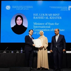 وزير الدولة للتعاون الدولي تتسلم جائزة "بطل الدبلوماسية الإنسانية" من برلمان البحر الأبيض المتوسط