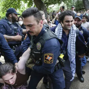 احتجاجات الجامعات الأميركية ضد «حرب غزة» تتصاعد... كما التوتر بين الطلاب والشرطة (صور)