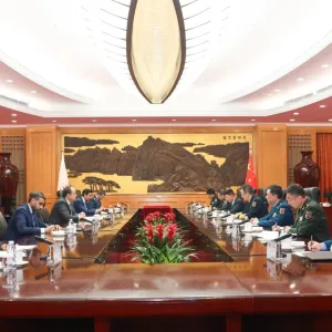نائب رئيس مجلس الوزراء ووزير الدولة لشؤون الدفاع يلتقي وزير الدفاع الصيني