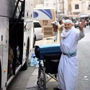 حجاج بيت الله الحرام المتعجلون يبدأون في مغادرة مكة بعد طواف الوداع