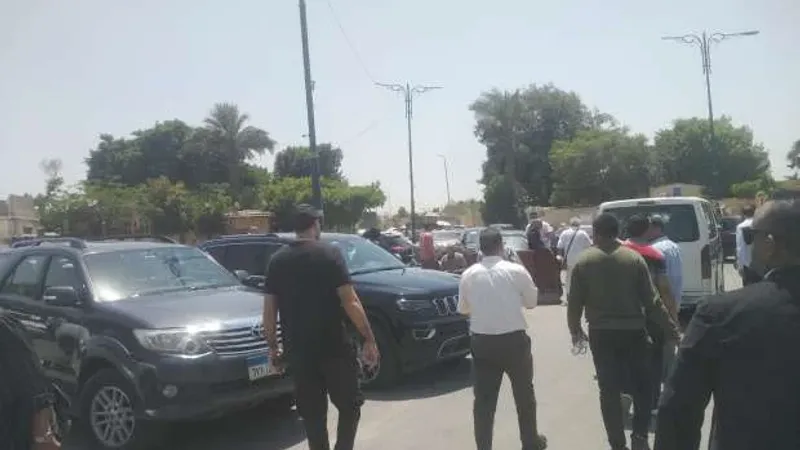 أحمد السعدني يصل إلى مسجد السيدة نفيسة لحضور جنازة المخرج عصام الشماع