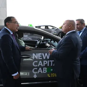 مدبولي يتفقد سيارات "تاكسي العاصمة".. ويؤكد اهتمام الدولة بمنظومة النقل الذكي