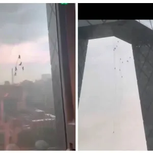شاهد.. فيديو صادم لعمال تنظيف زجاج ناطحة سحاب يتأرجحون في السماء بسبب عاصفة قوية