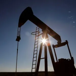 النفط يواصل المكاسب مدعوماً بمشتريات أمريكية محتملة للاحتياطي الاستراتيجي