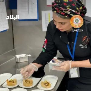 الشيف البحرينية رؤيا صالح تساهم في إعداد أطباق الطعام الخاصّة بضيوف قمة البحرين
