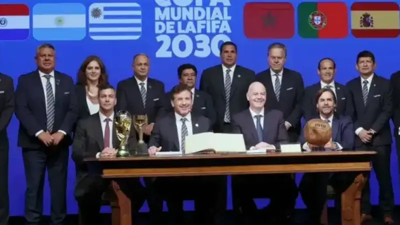 الأوروغواي: رئيس الفيفا يوقع رسمياً إتفاقية تنظيم المباريات الثلاث الأولى لمونديال 2030 بأمريكا الجنوبية
