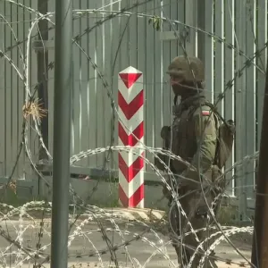 شاهد: بعد طعن جندي.. رئيس الوزراء البولندي يقول إن بلاده ستواصل تحصين حدودها مع بيلاروس