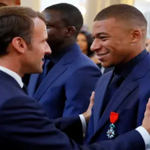 إيمانويل ماكرون يعبر عن رغبته في مشاركة مبابي في أولمبياد باريس