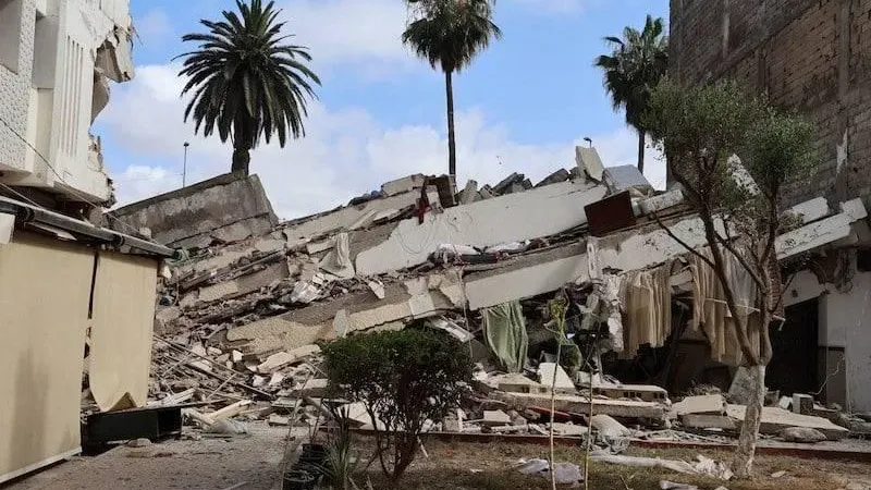 فيديو| مشاهد مروعة لحظة انهيار مبنى سكني في المغرب