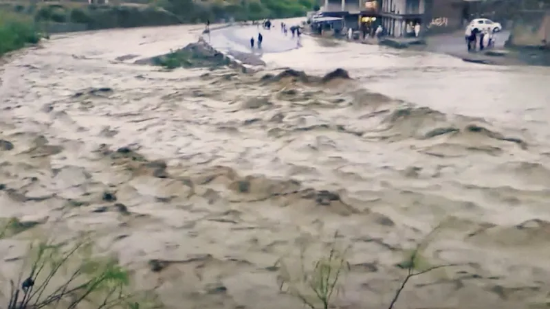 مشاهد مروعة للدمار الذي أحدثته الفيضانات من الخليج الى باكستان وأفغانستان https://cnn.it/445Zx55