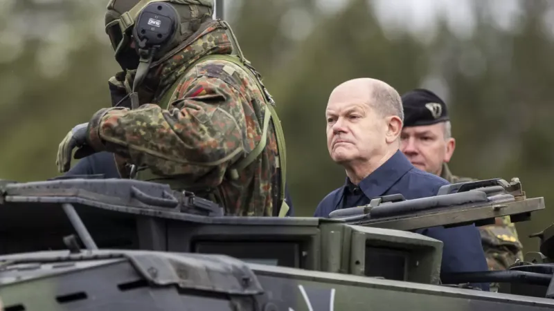 شولتس يزور القوات الألمانية في ليتوانيا ويتعهد بتقديم دعم عسكري موثوق لدول البلطيق
