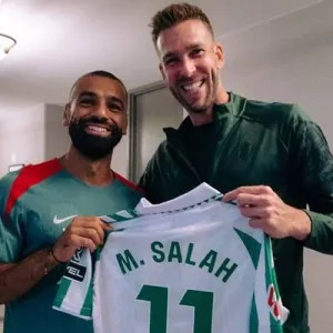 فيديو| محمد صلاح يظهر بقميص نادي ريال بيتيس الإسباني