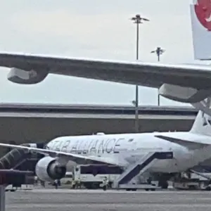 حادثة المطبات الهوائية: بدء التحقيق في أسباب مقتل مسافر وإصابة آخرين في الطائرة السنغافورية