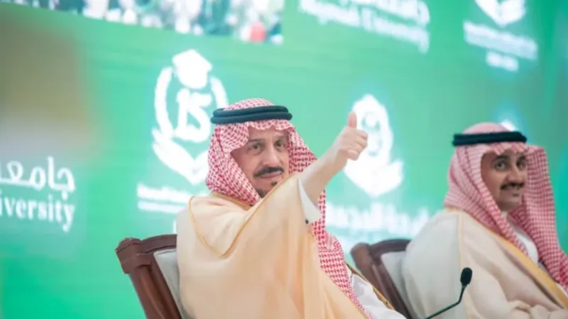 أمير الرياض يرعى حفل تخريج الدفعة الـ 15 من طلاب "المجمعة" ويشيد بالتنظيم والمنجزات