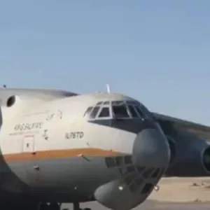 شاهد.. لحظة وصول طائرة سعودية ضخمة إلى مطار العريش لإغاثة الفلسطينيين في غزة
