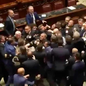 نائب أراد تسليم آخر العلم الإيطالي ليتحول إلى مشهد فوضى وشجار في قاعة البرلمان