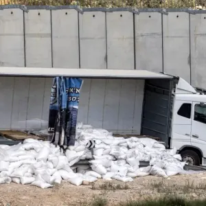 مستوطنون يهاجمون قافلة مساعدات في الخليل ويحرقون أراضي في نابلس
