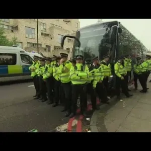 محتجون يفترشون الأرض لمنع حافلة تقل مهاجرين من العبور في لندن