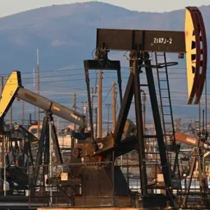 النفط عند أدنى مستوى منذ 7 أسابيع بفعل زيادة مفاجئة في المخزونات الأميركيّة